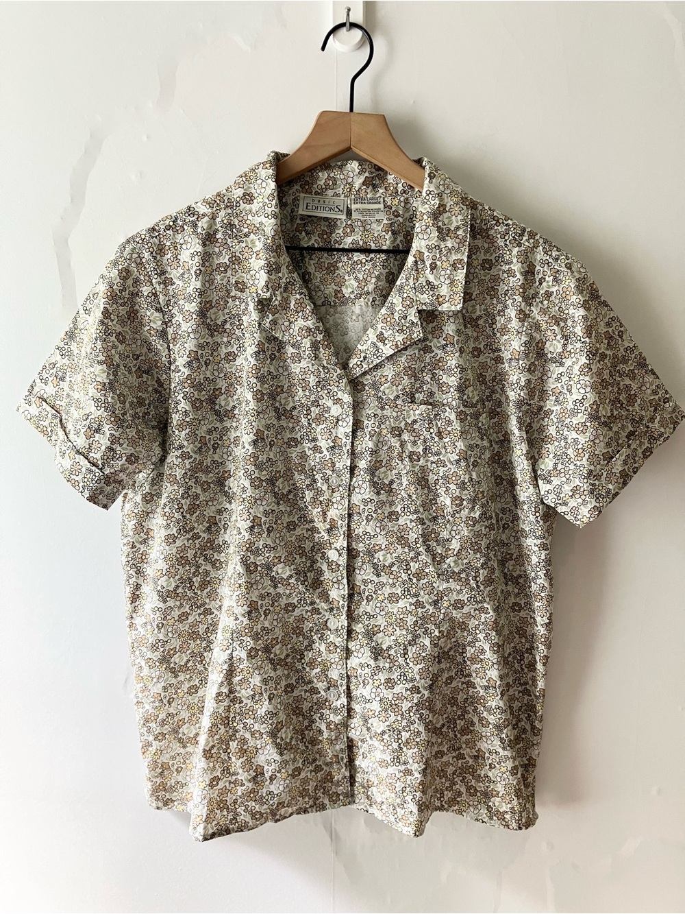 BASIC EDITIONS Retro Floral Short Sleeve Button Up Top**